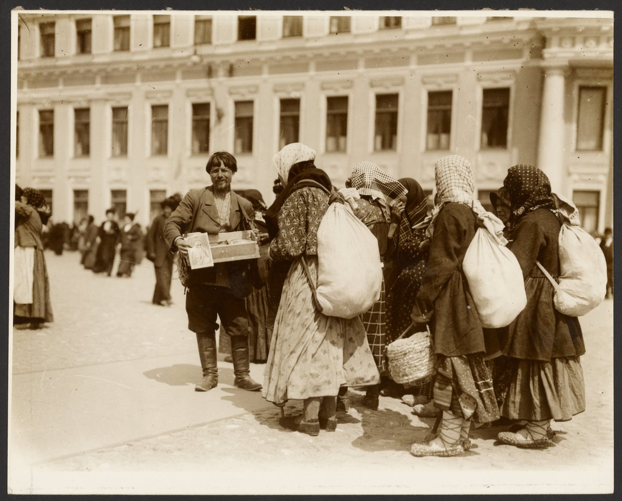 [Fotografien von der Studienreise nach Russland für das Gemälde "Die Abschaffung der Leibeigenschaft in Russland" (1914), aus dem "Epos der Slawen-Zyklus, Moskau"] von Alphonse Maria Mucha
