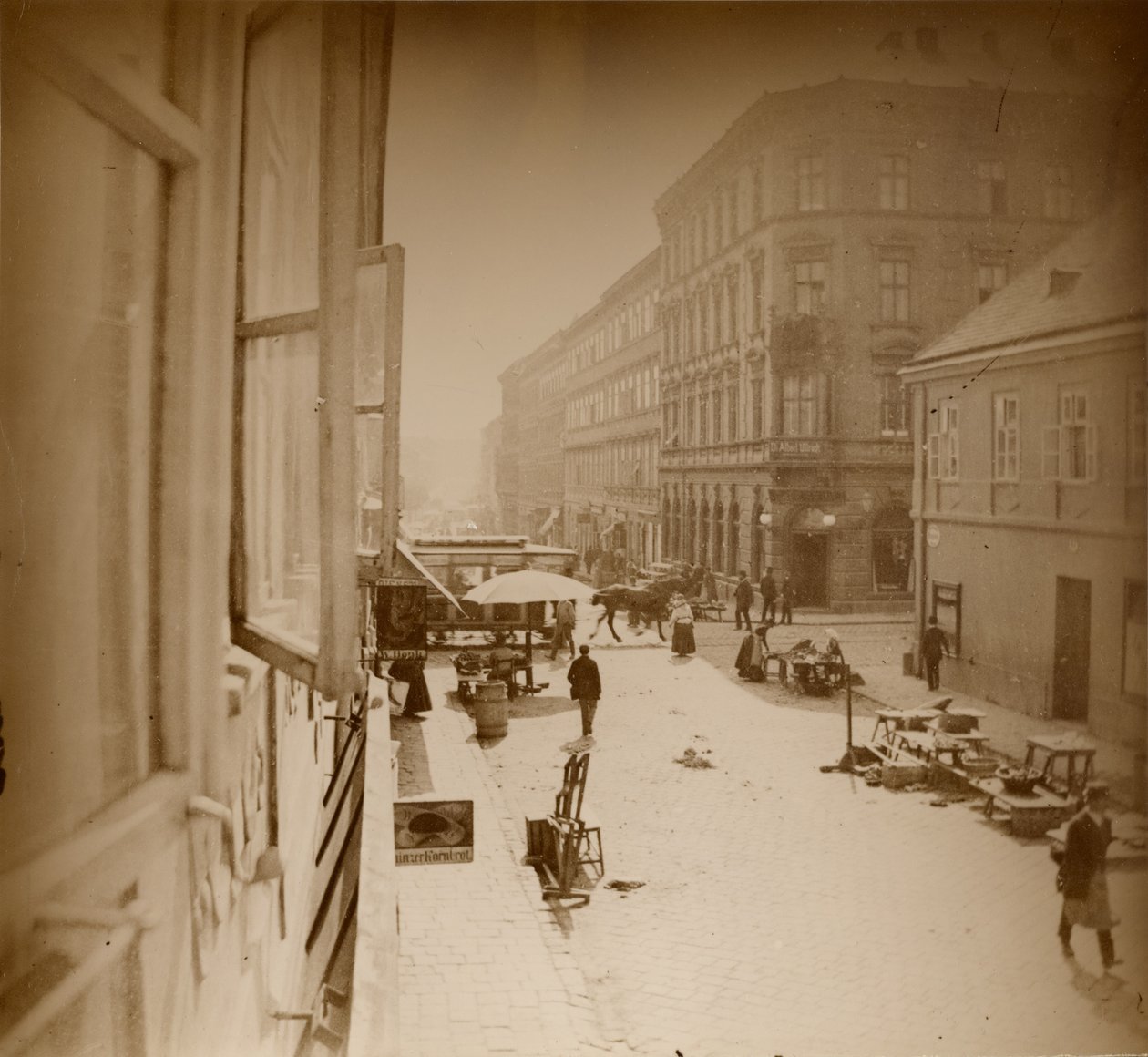 Blick aus dem Fenster von Muchas Wohnung, nahe Amalienstraße, München von Alphonse Maria Mucha