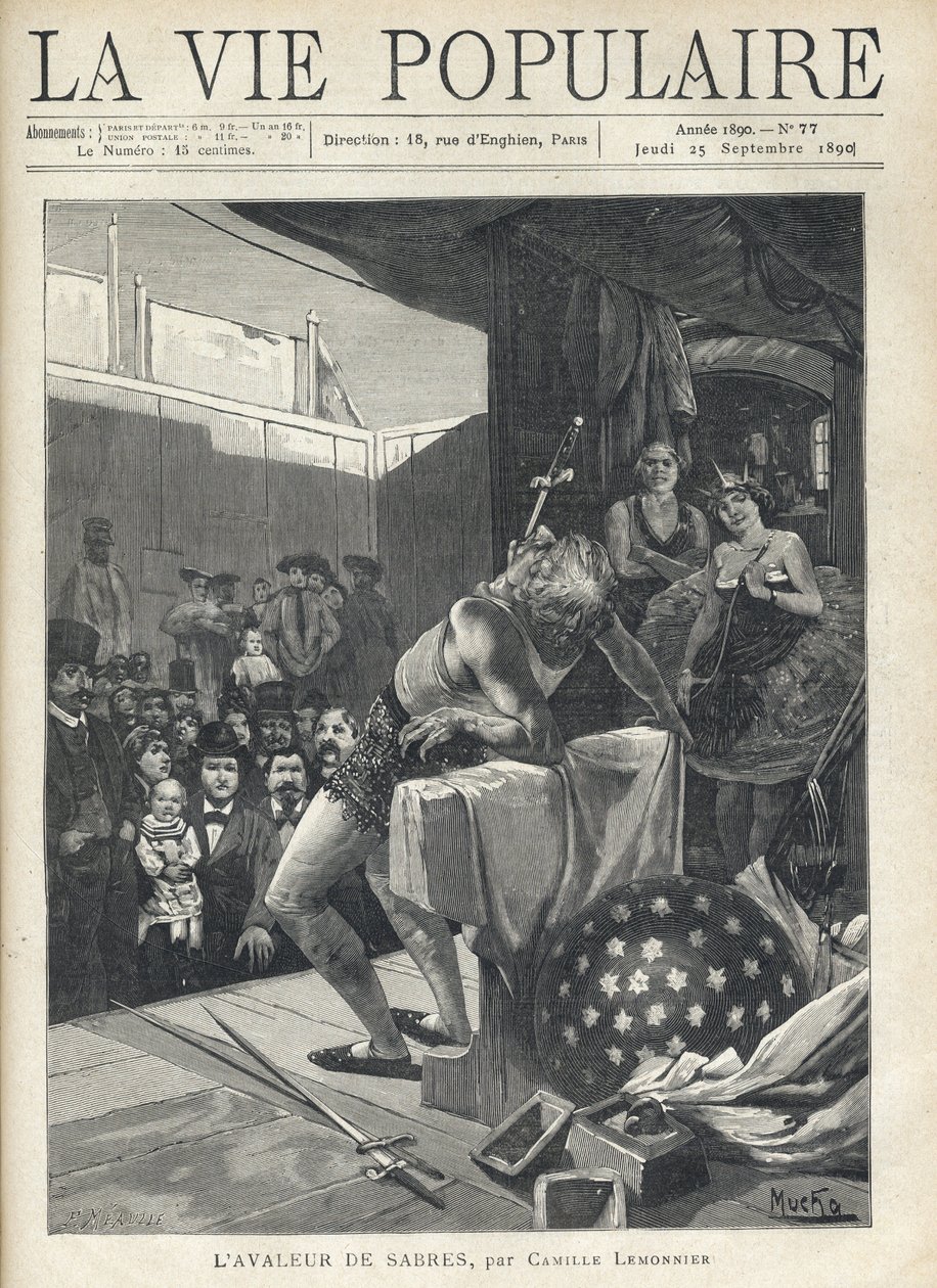 Auf der Bühne eines Wandertheaters schaut das versammelte Publikum auf die Nummer eines Schwertschluckers, an den Seiten, versteckt hinter dem Bühnenvorhang, beobachten zwei Künstler es mit einem Lächeln. Illustration von Alfons Maria Mucha (Alphonse Marie von Alphonse Mucha