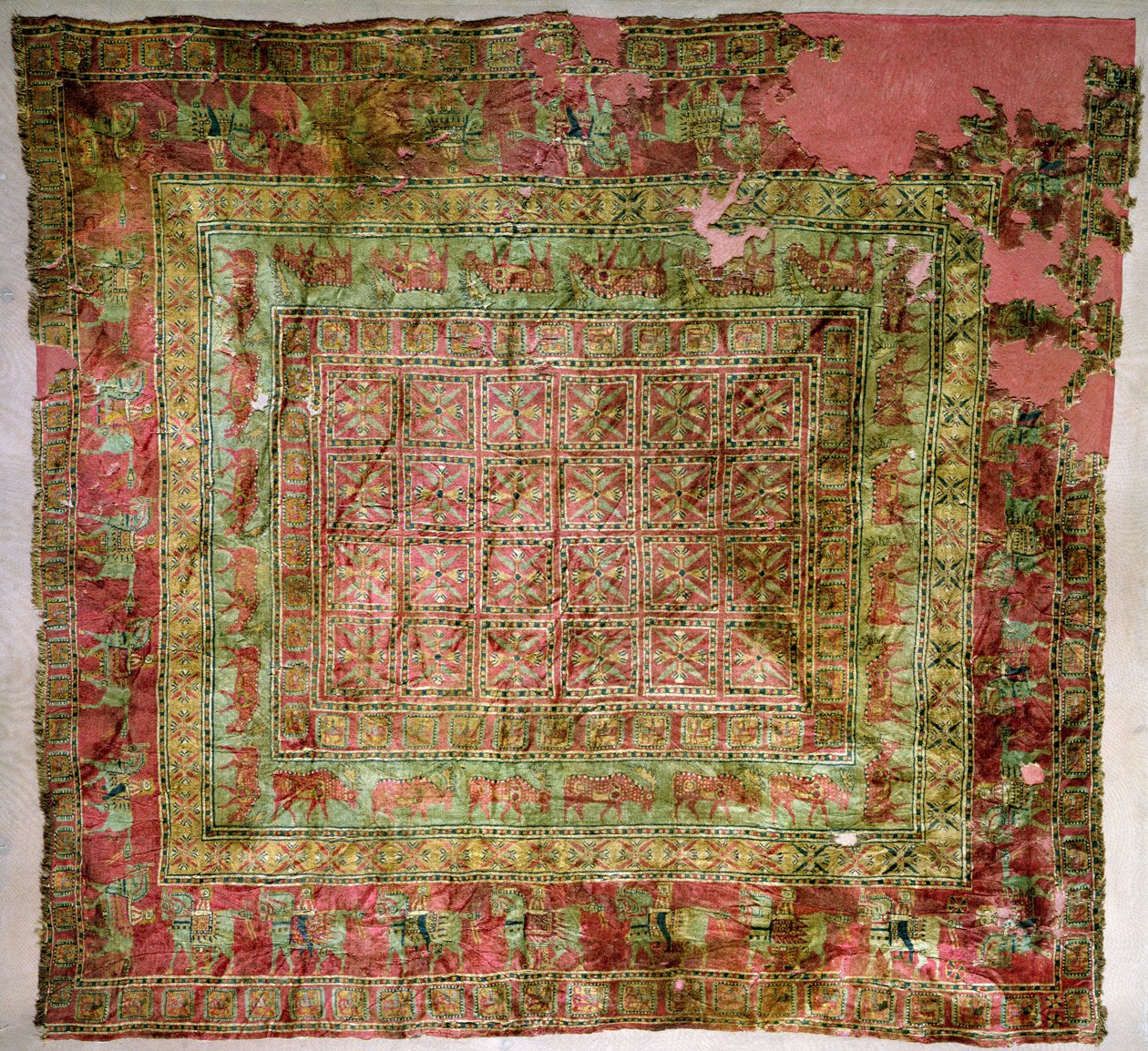 Teppich mit Pferden, Reitern, Damhirschen und Greifen, aus den Pazyryk-Grabhügeln, 5.-4. Jahrhundert v. Chr. (Textil) von Altaic School