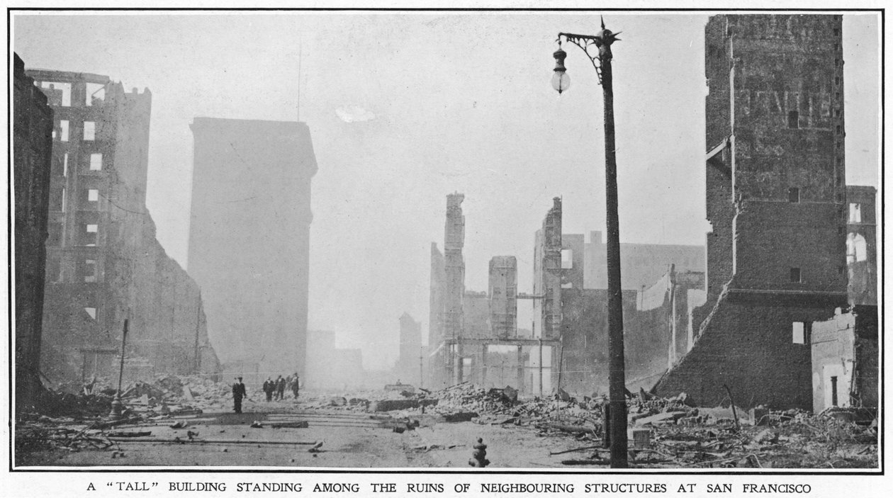 Ein hohes Gebäude steht zwischen den Ruinen benachbarter Strukturen nach dem Erdbeben von San Francisco 1906, 1906 von American Photographer