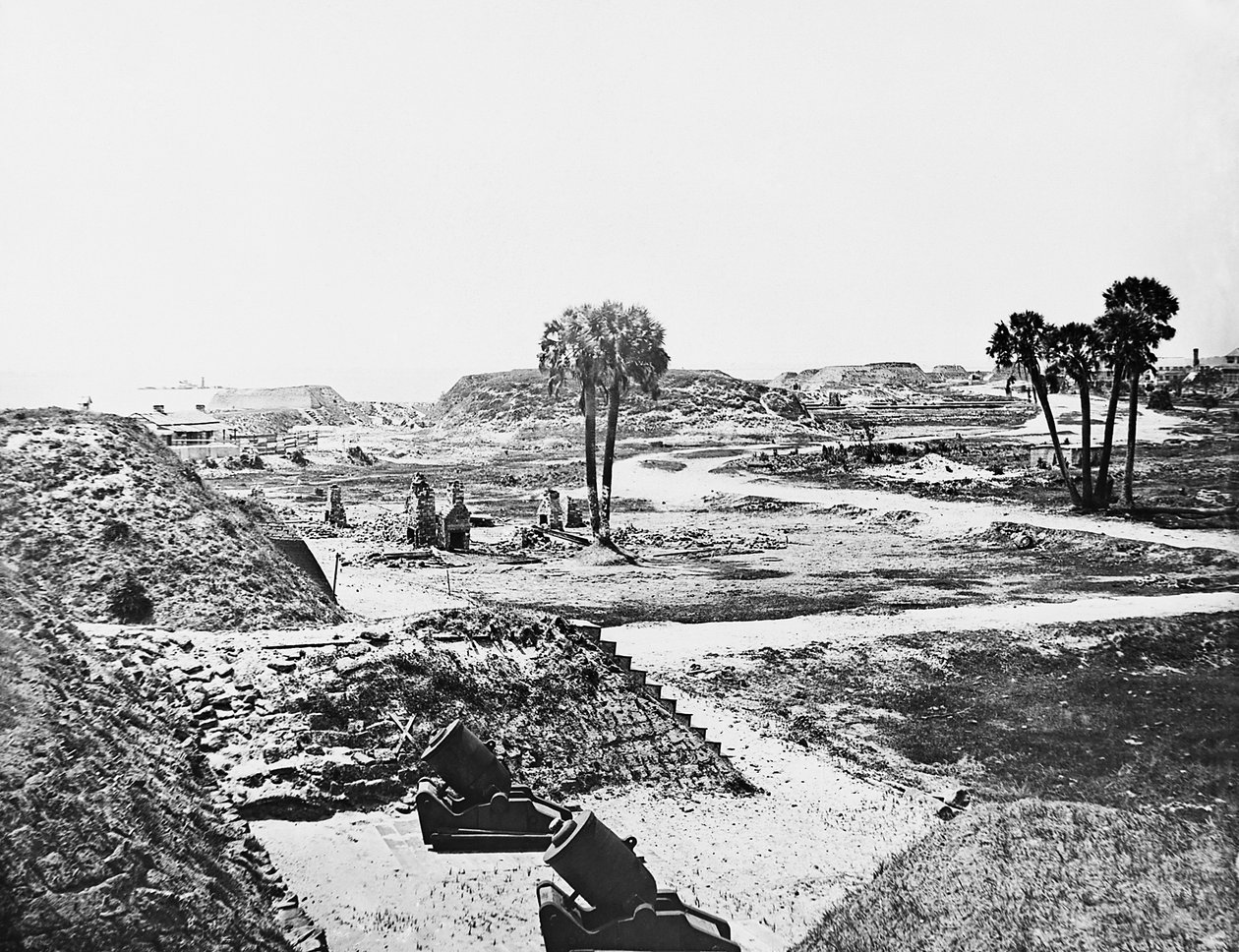 Verlassene Mörser und leere konföderierte Befestigungen neben Fort Moultrie auf Sullivans Island, Charleston Harbor, South Carolina, 1865 von American Photographer