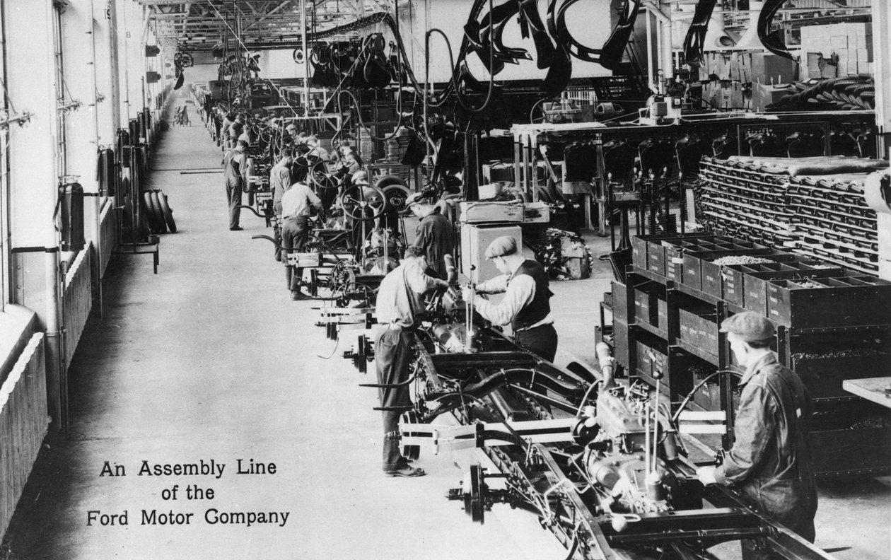 Eine Fließbandfertigung bei der Ford Motor Company, ca. 1910-20 von American Photographer