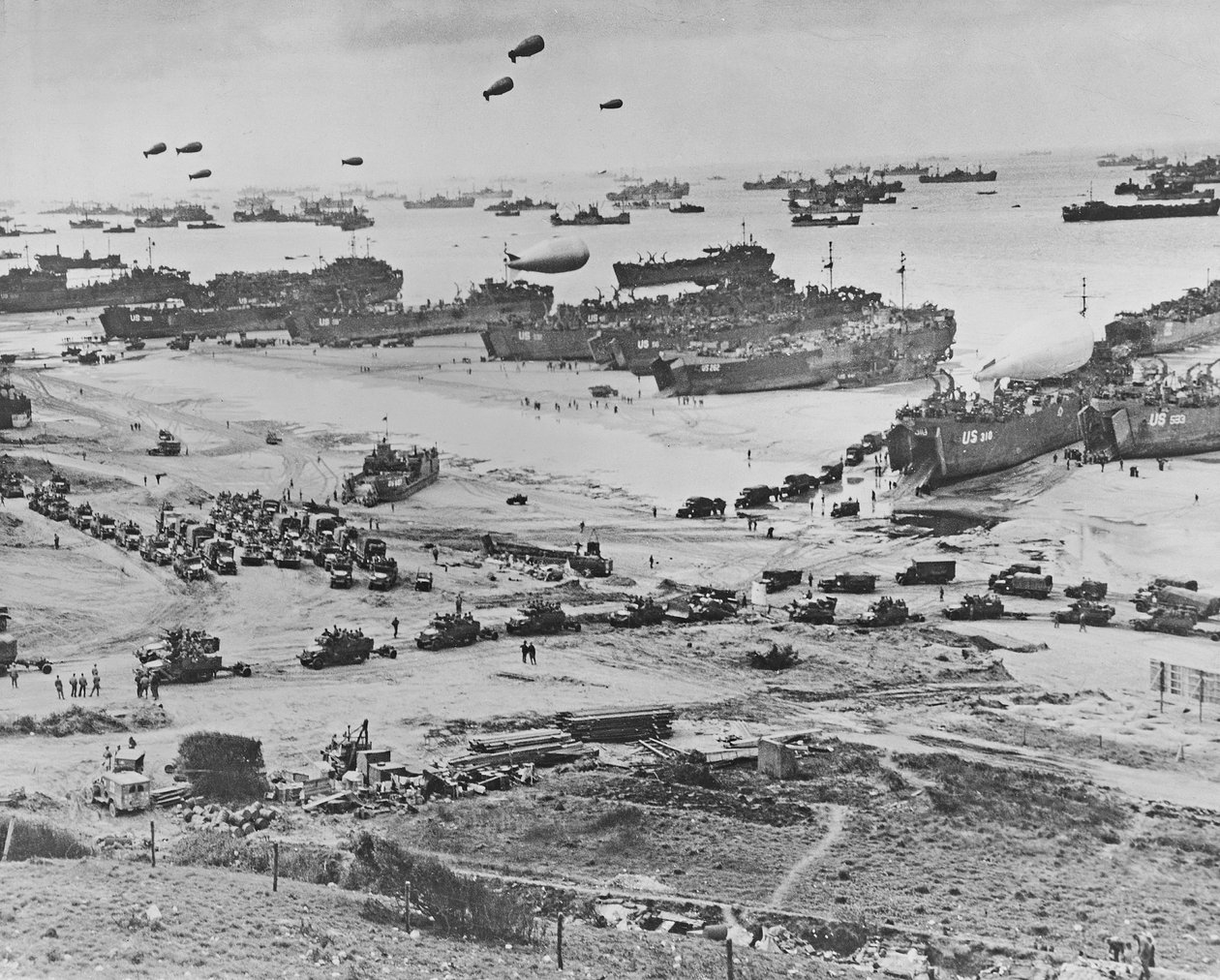 Vogelperspektive auf Landungsboote, Sperrballons und alliierte Truppen, die in der Normandie, Frankreich, am D-Day, 6. Juni 1944 landen von American Photographer