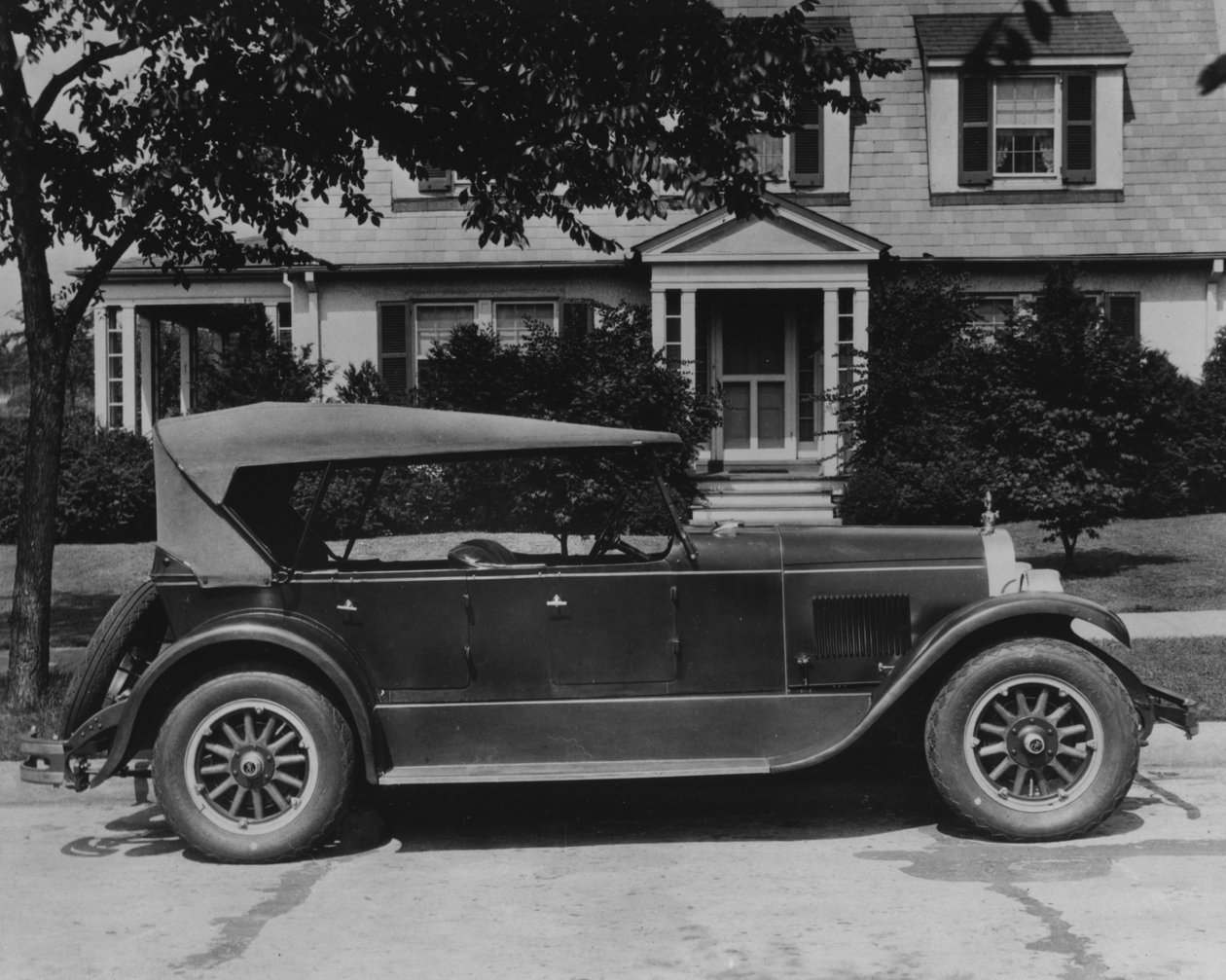 DuPont-Automobil vor dem Haus, ca. 1919-30 von American Photographer
