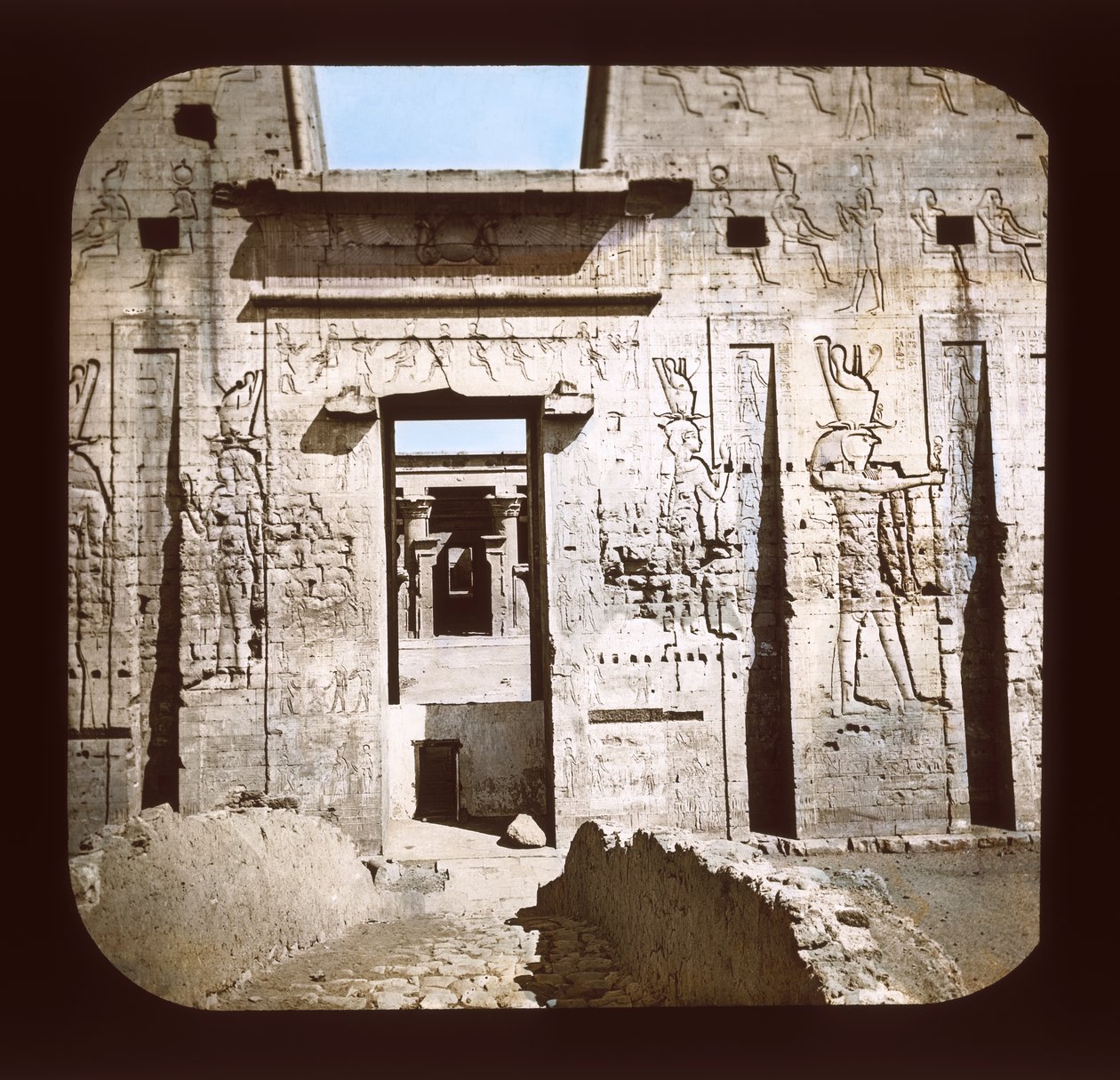 Edfu - Tür des Pylons von American Photographer