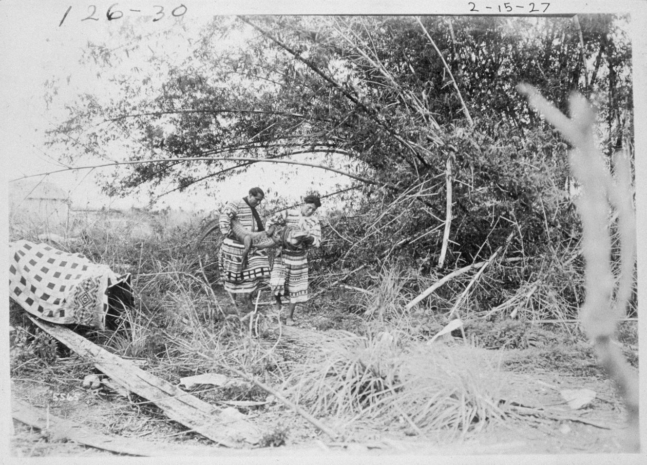 Seminole-Indianer mit einem gefangenen Alligator von American Photographer