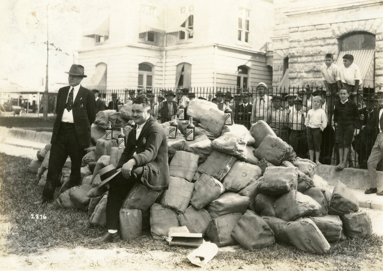 Sheriff Allen mit Alkohol vor dem Dade County Gefängnis, Florida, 1922 von American Photographer
