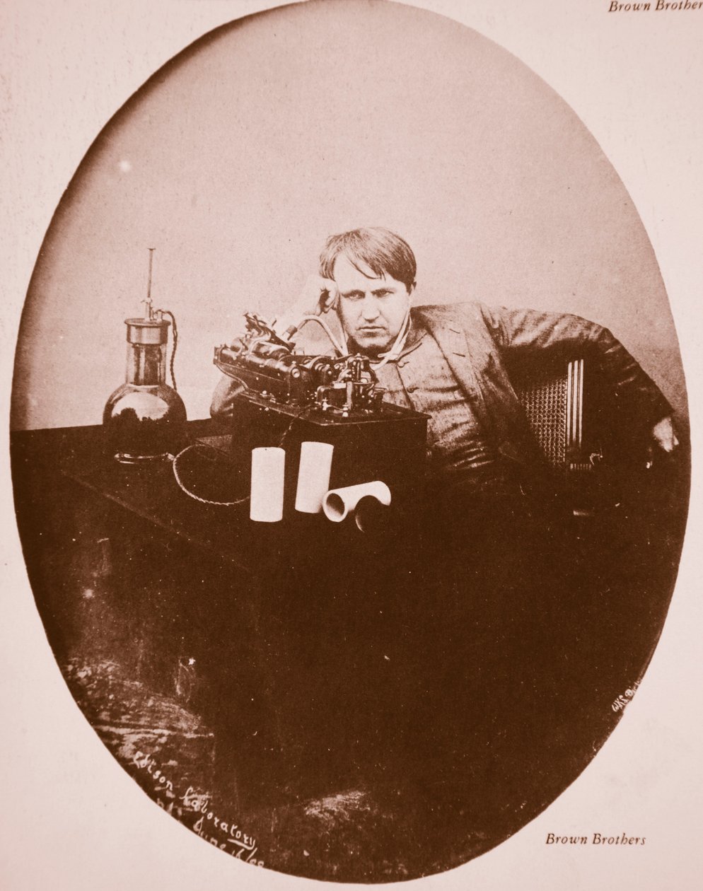 Thomas A. Edison neben seiner verbesserten Maschine, 1889 von American Photographer
