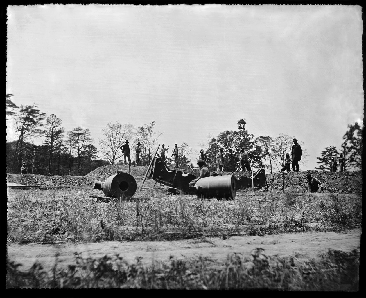 Union-Arbeitsgruppe bereitet sich darauf vor, Mörser in der Nähe von Petersburg, Virginia, Sommer 1864 zu installieren von American Photographer