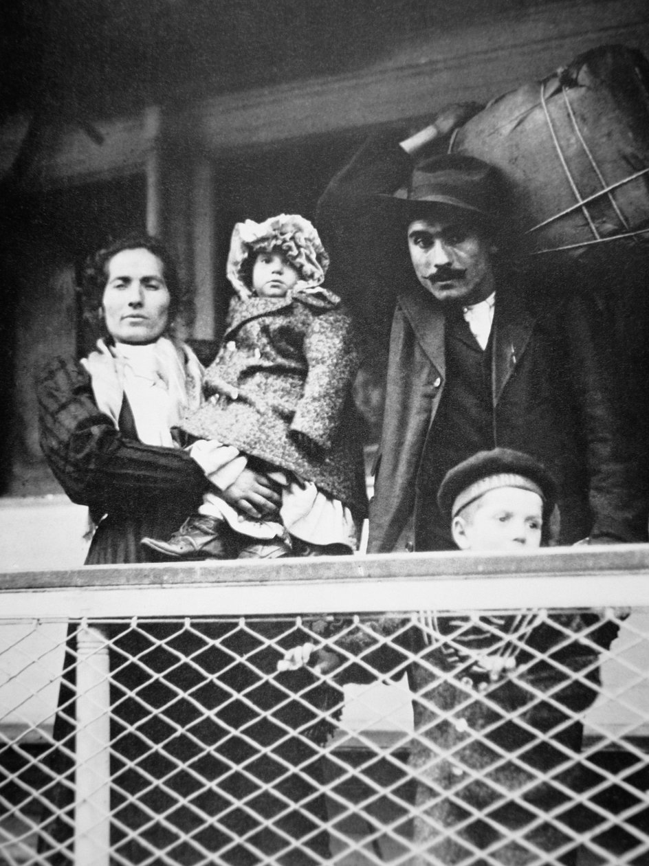 Eine italienische Migrantenfamilie auf der Fähre von Ellis Island nach New York City von American Photographer