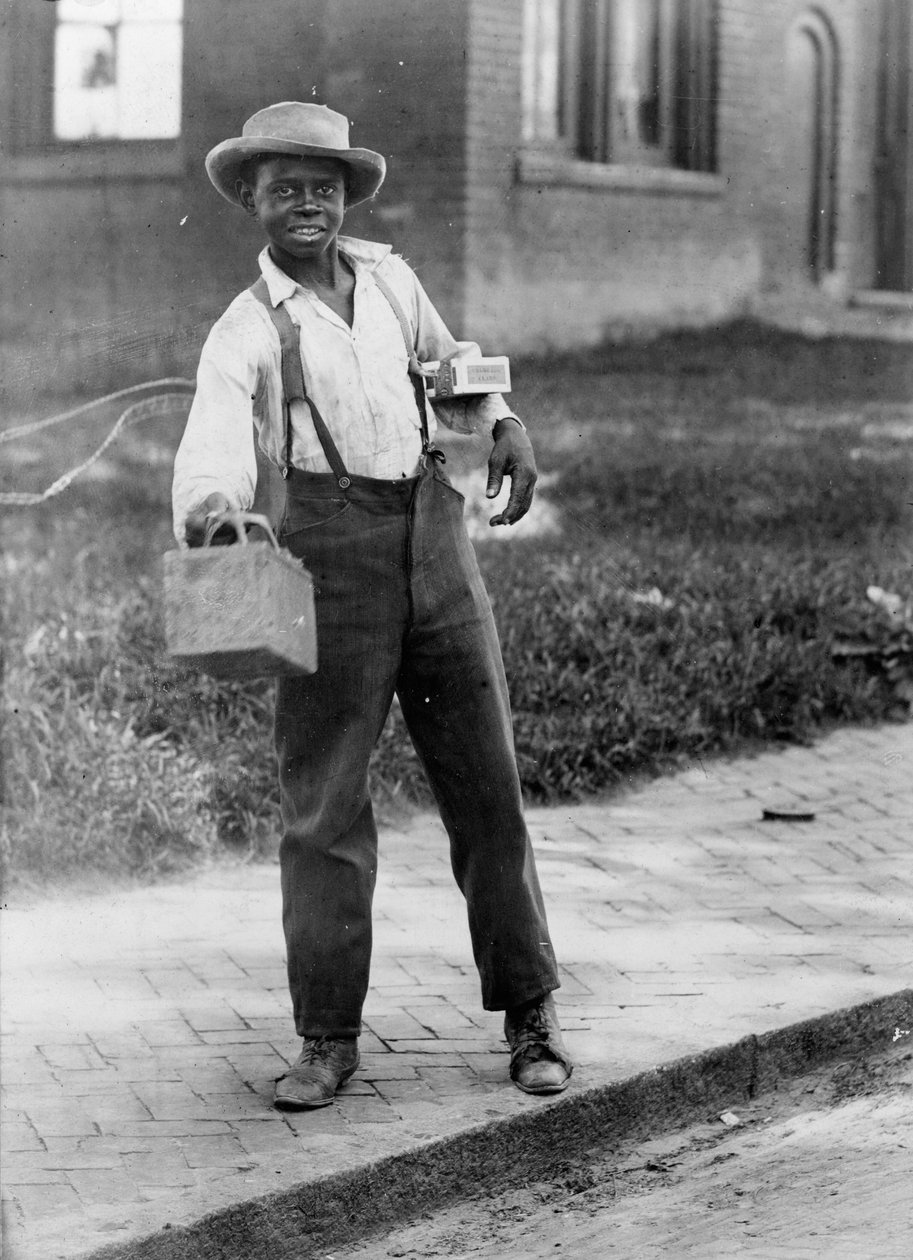 Afroamerikanischer Schuhputzer, ca. 1899 von American Photographer