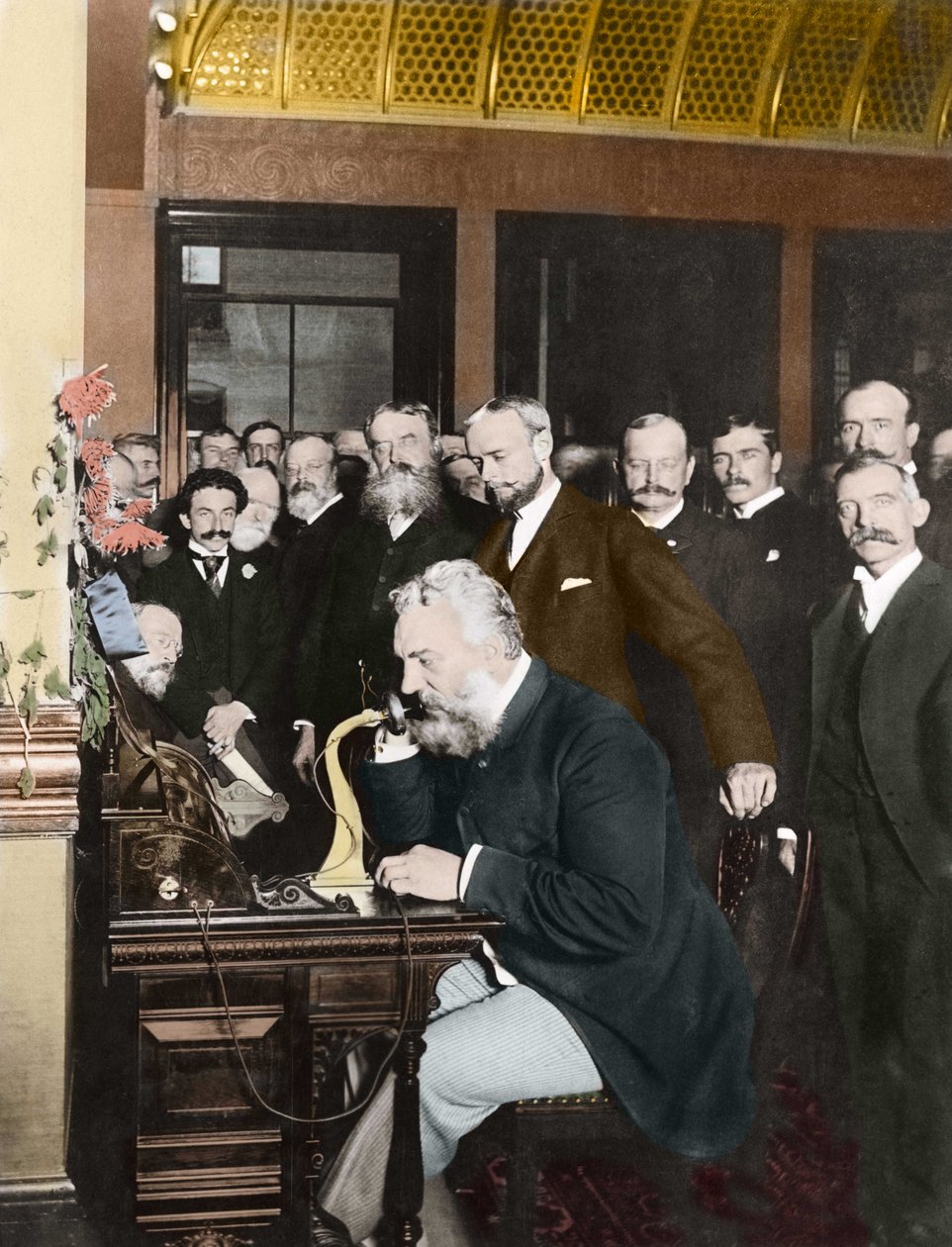 Alexander Graham Bell (1847-1922) eröffnete die Fernleitung New York-Chicago, 18. Oktober von American Photographer