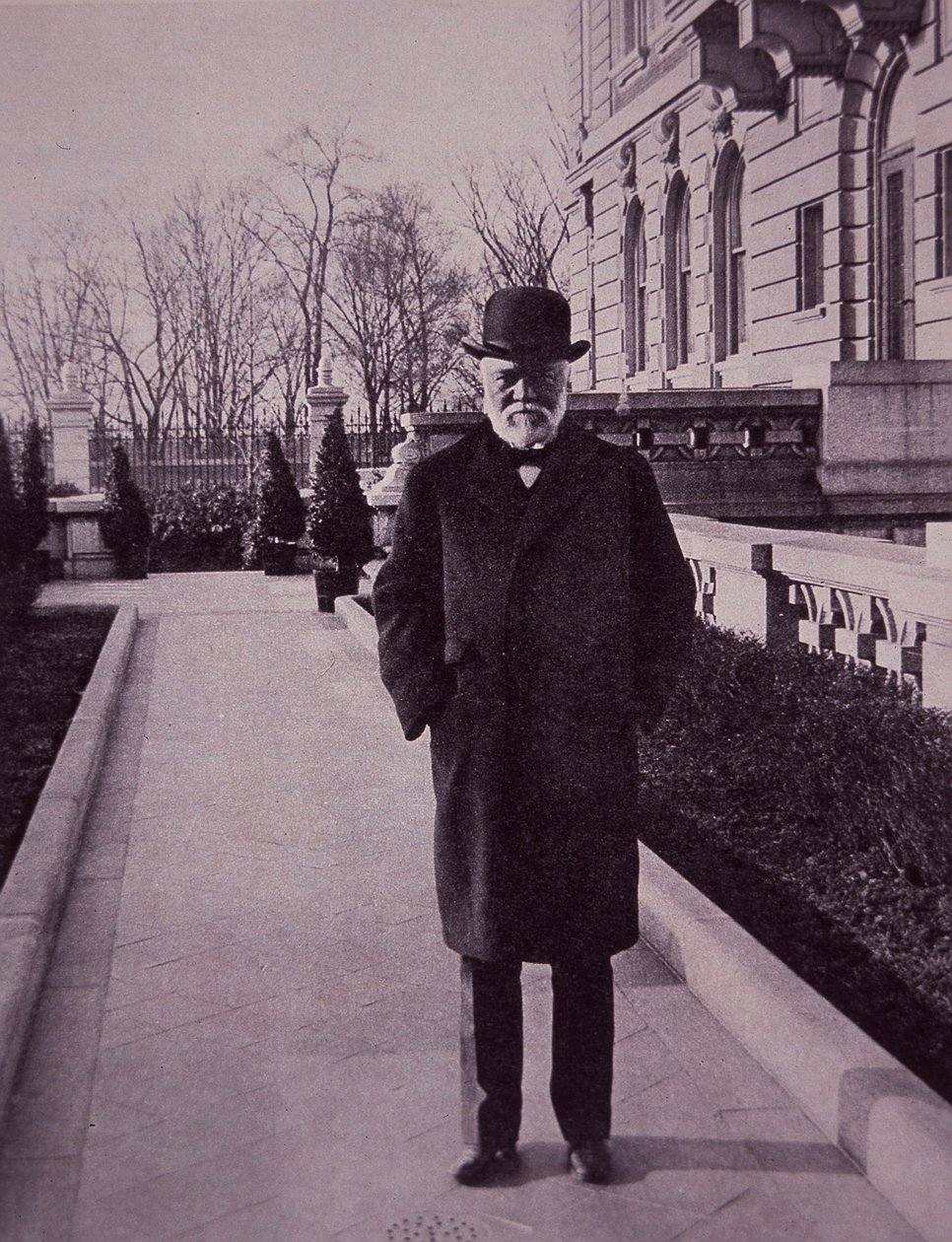Andrew Carnegie vor seiner Villa in der Fifth Avenue, New York von American Photographer