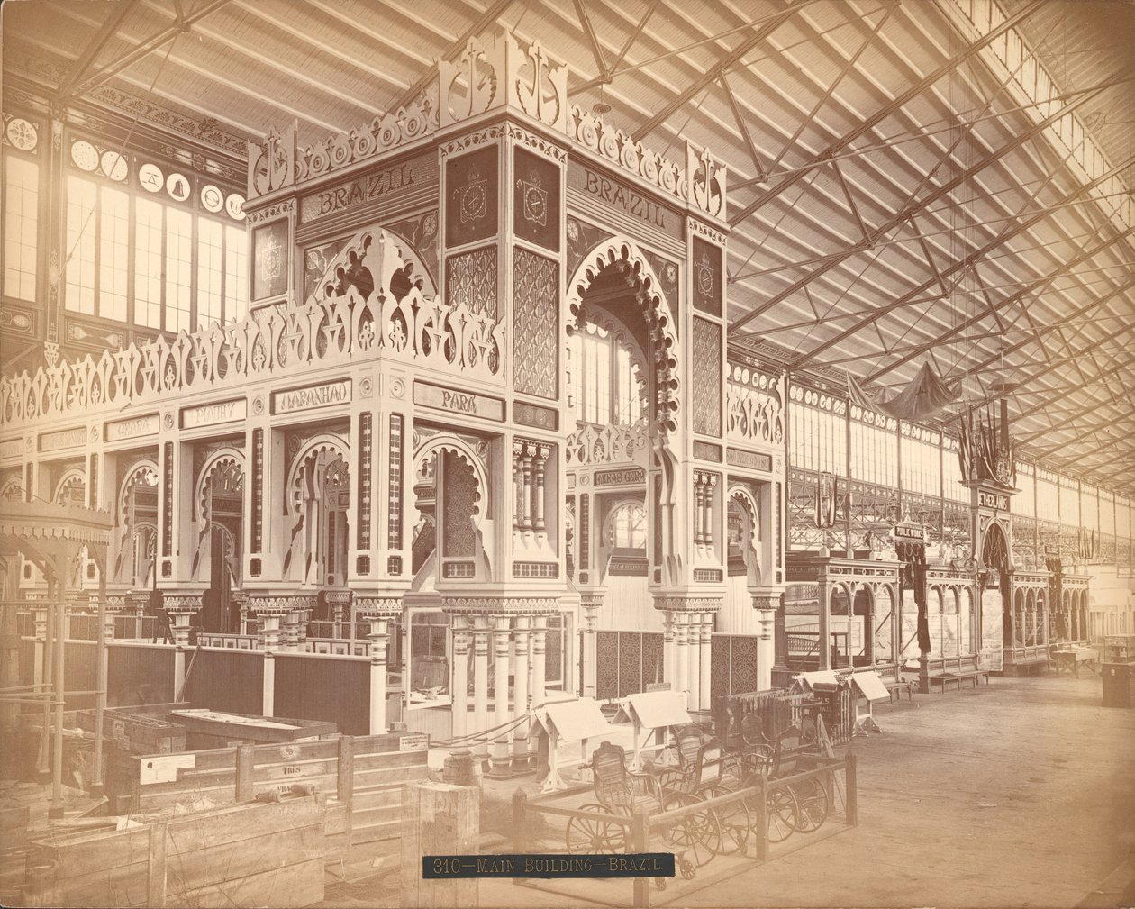 Brasilianischer und niederländischer Bereich, Hauptgebäude, Centennial International Exhibition, Philadelphia von American Photographer