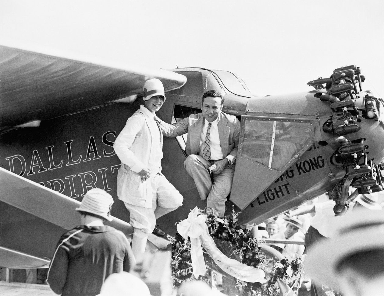 Kapitän und Frau P. Erwin bei der Enthüllung des Dallas Spirit auf dem Love Field, 6. August 1927 von American Photographer