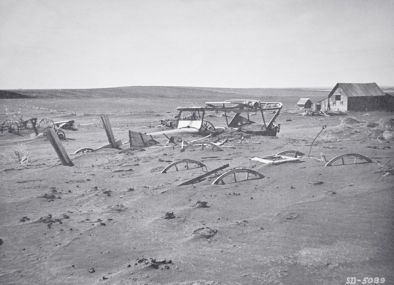 Auto und landwirtschaftliche Maschinen, die von Staub und Sand begraben wurden, Dallas, South Dakota von American Photographer