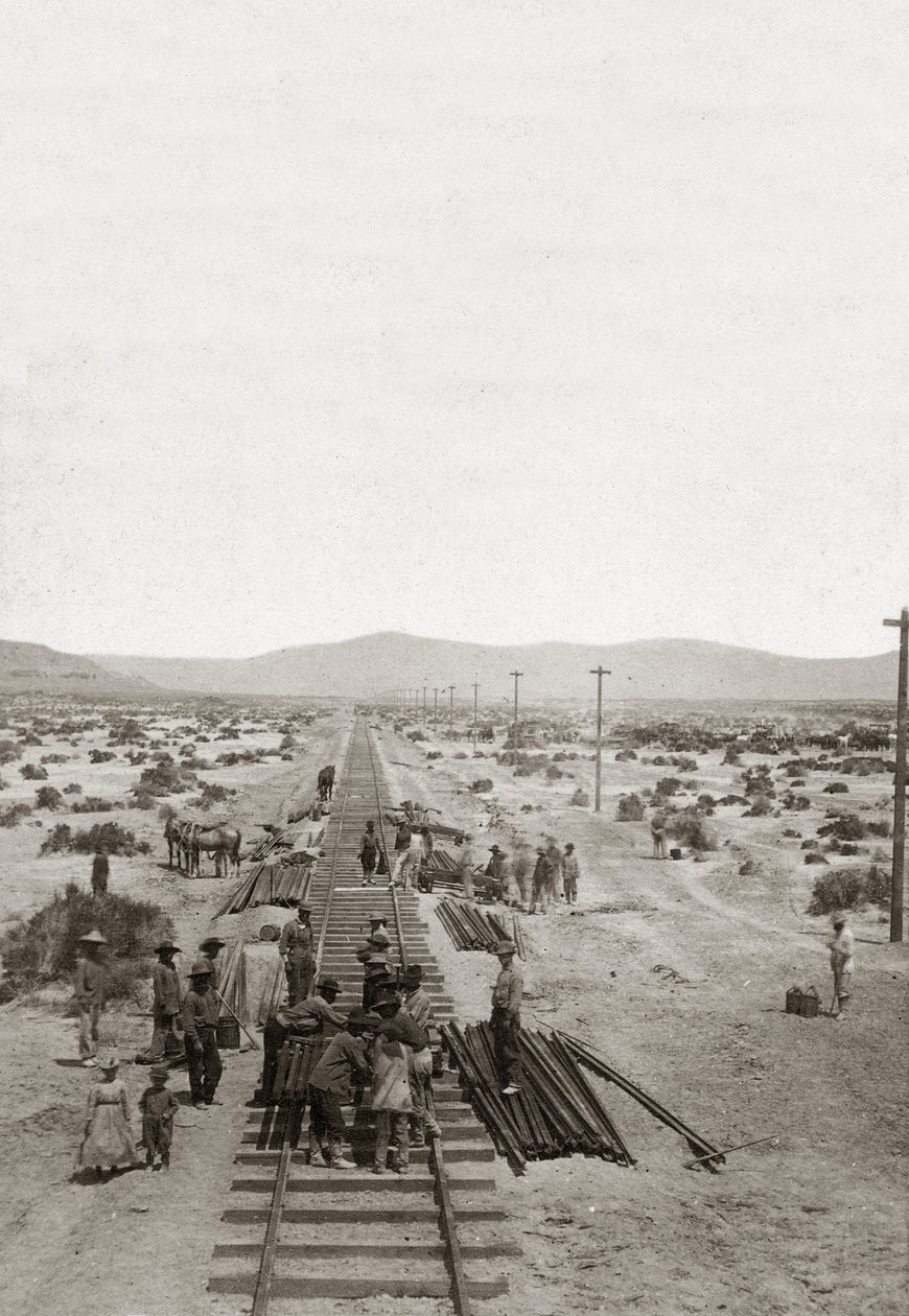 Bau der Central Pacific Railways im Jahr 1869 - Nevada - Arbeiter bauen die Eisenbahnlinien der Central Pacific Company, um die erste nordamerikanische transkontinentale Eisenbahn zu bauen. (Central Pacific Railroad Company) von American Photographer