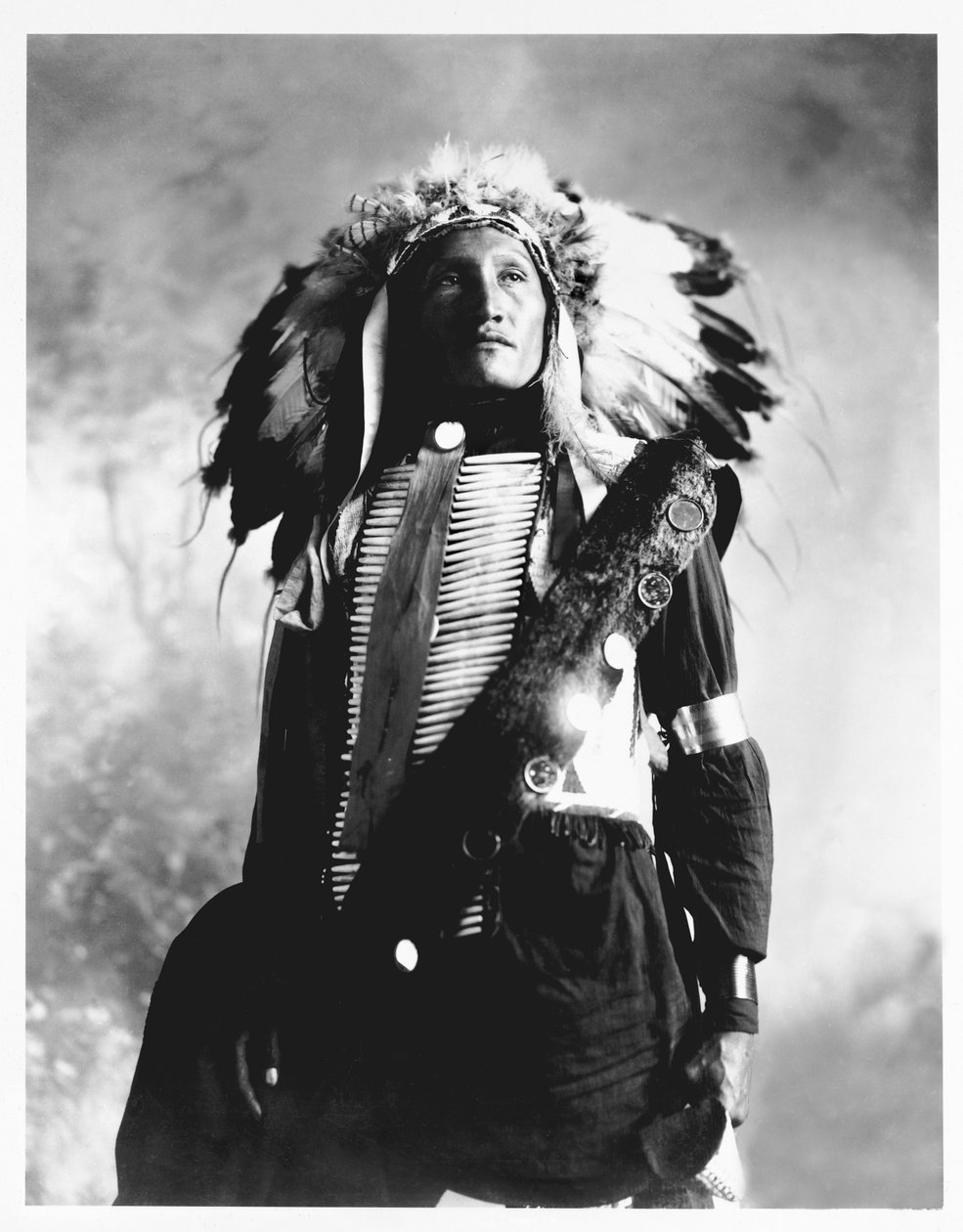 Eddie Plenty Holes, ein Sioux-Indianer, ca. 1900 von American Photographer