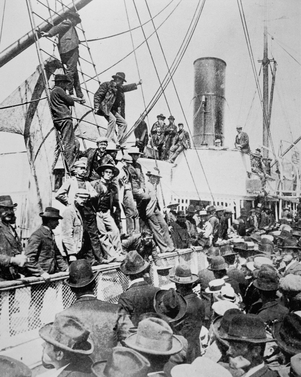 Hoffnungsvolle Goldsucher verlassen Vancouver während des Klondike-Goldrauschs (1897-98) 1898 von American Photographer