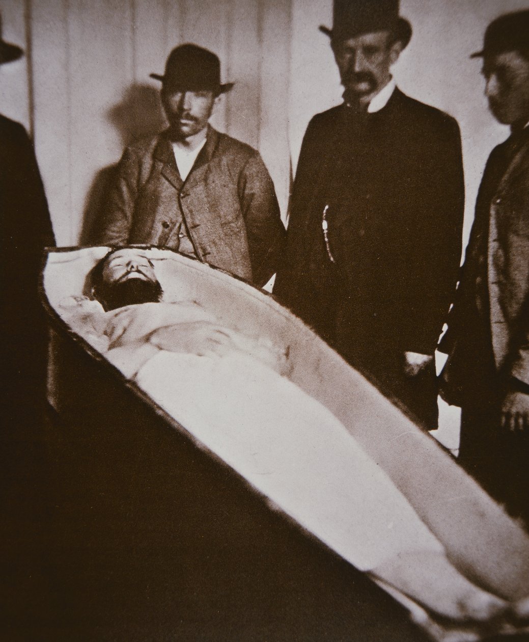 Jesse James in seinem Sarg nach seiner Erschießung im Jahr 1882 von American Photographer