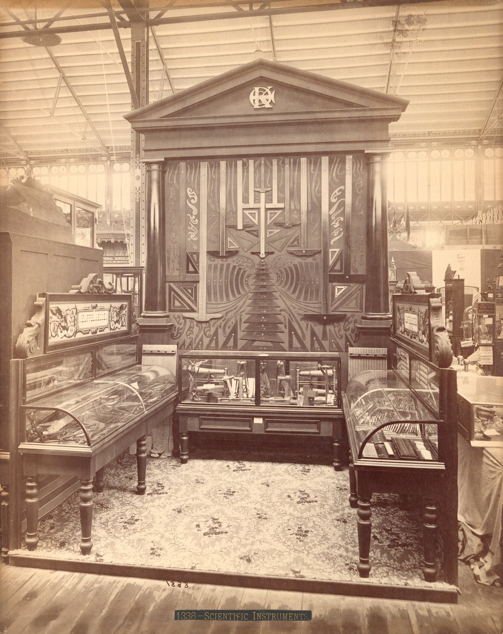 Kuffel & Essers Ausstellung, Hauptgebäude, Centennial International Exhibition, Philadelphia, 1876 von American Photographer