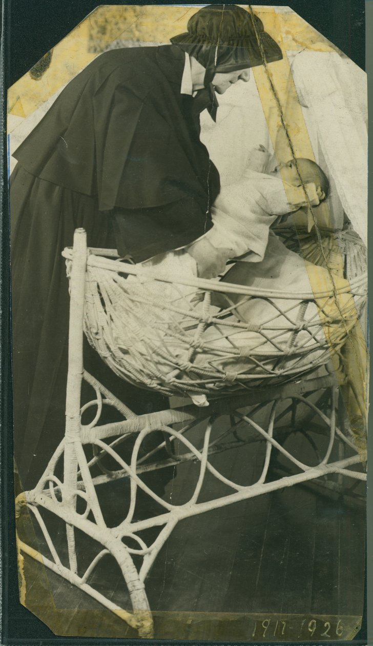New York Foundling Hospital - Schwester Anna Michella mit Baby und Wiege von American Photographer
