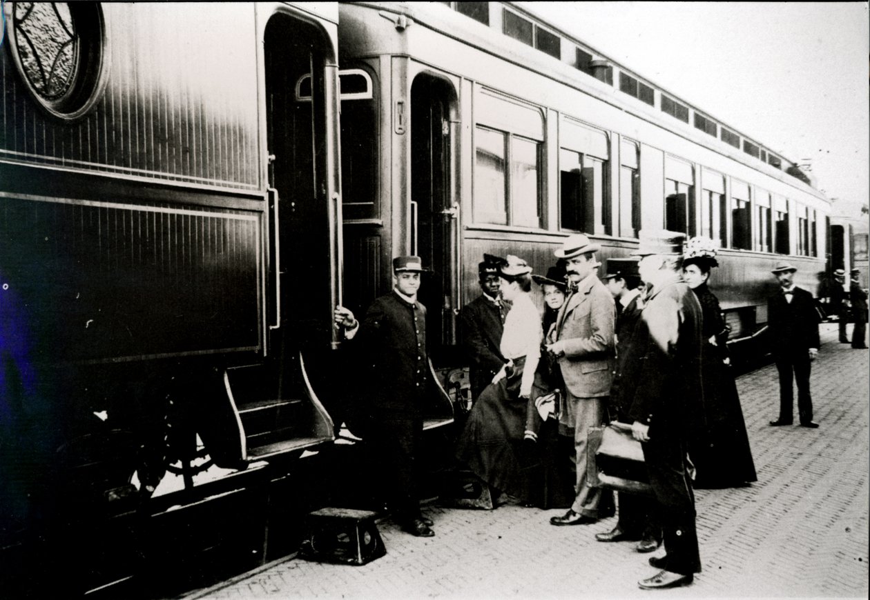 Passagiere steigen in einen Erste-Klasse-Pullman-Wagen der Chicago, Burlington & Quincy Railroad im Jahr 1910 von American Photographer