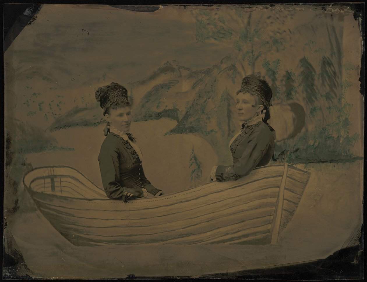 Porträt von zwei Frauen in einem Boot, 1880er Jahre von American Photographer