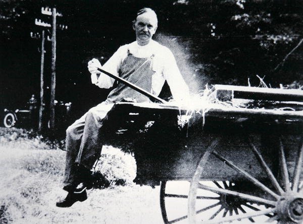 Präsident Calvin Coolidge (1873-1933) posiert als Bauer während eines Urlaubs in Vermont (s/w Foto) von American Photographer