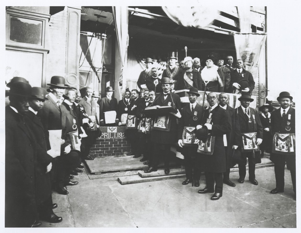 Schomburg unter Freimaurern und Odd Fellows bei der Grundsteinlegung des Ionischen Tempels von American Photographer