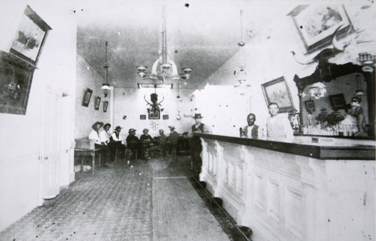 Der Long Branch Saloon, Dodge City, Kansas, ca. 1880 von American Photographer