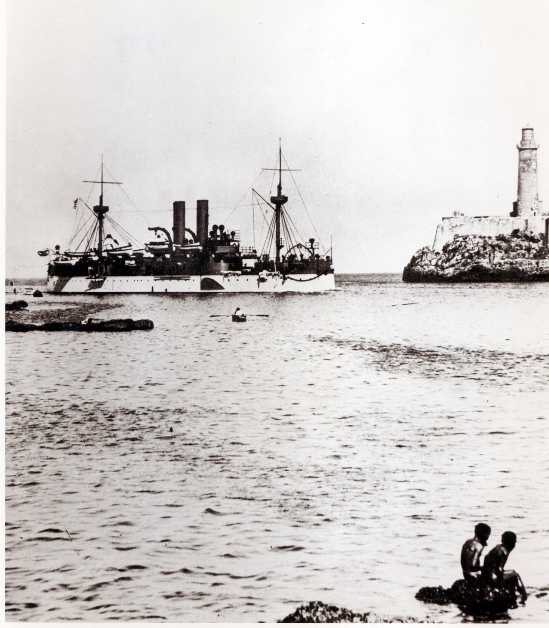 Die USS Maine beim Einlaufen in den Hafen von Havanna, Kuba, 1898 von American Photographer