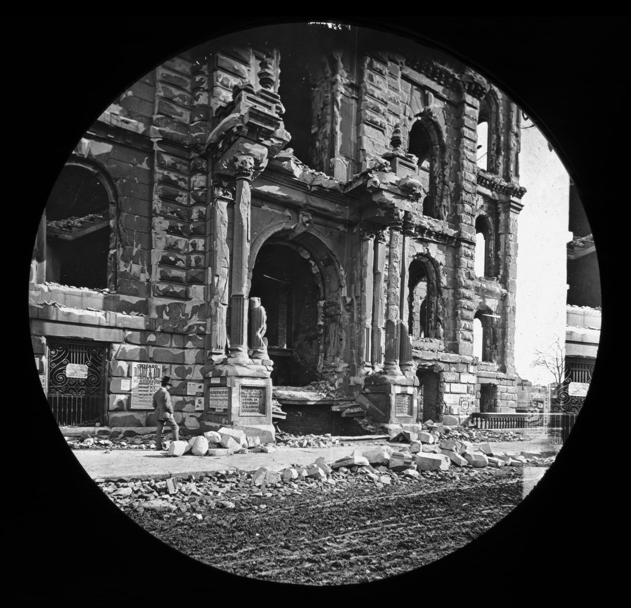 Der West-Eingang zum Gerichtsgebäude nach dem großen Chicago-Feuer, 1871 von American Photographer