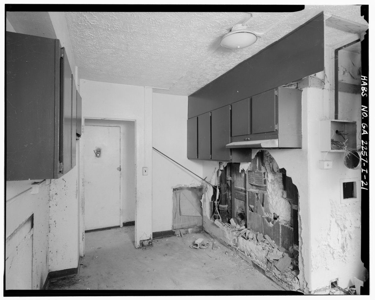 Typische Küche, 3-Zimmer-Wohnung von American Photographer