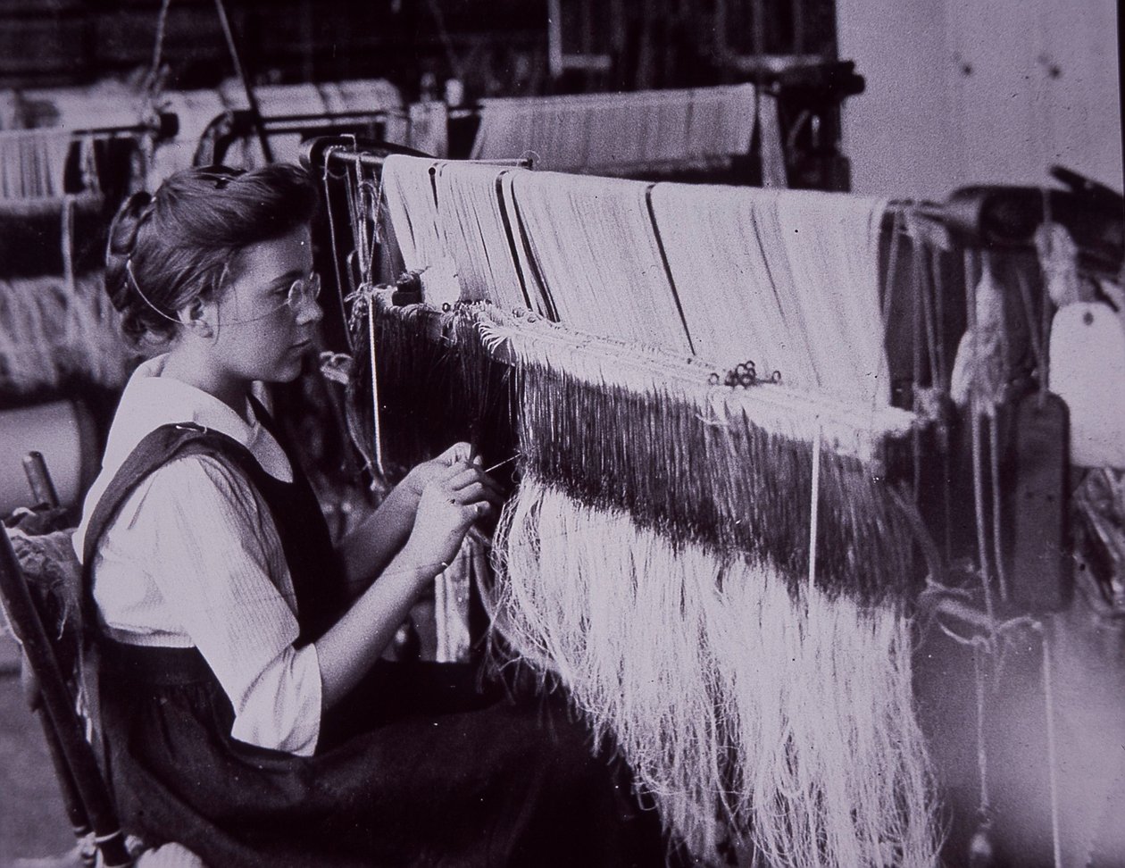US-Textilindustrie, Textilbediener in einer Baumwollspinnerei in Massachusetts, ca. 1900 von American Photographer