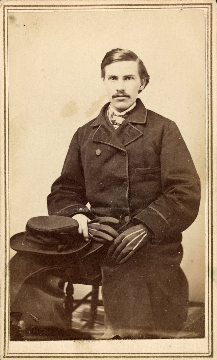 Unbekannter Mann im Mantel mit Hut und Handschuhen von American Photographer