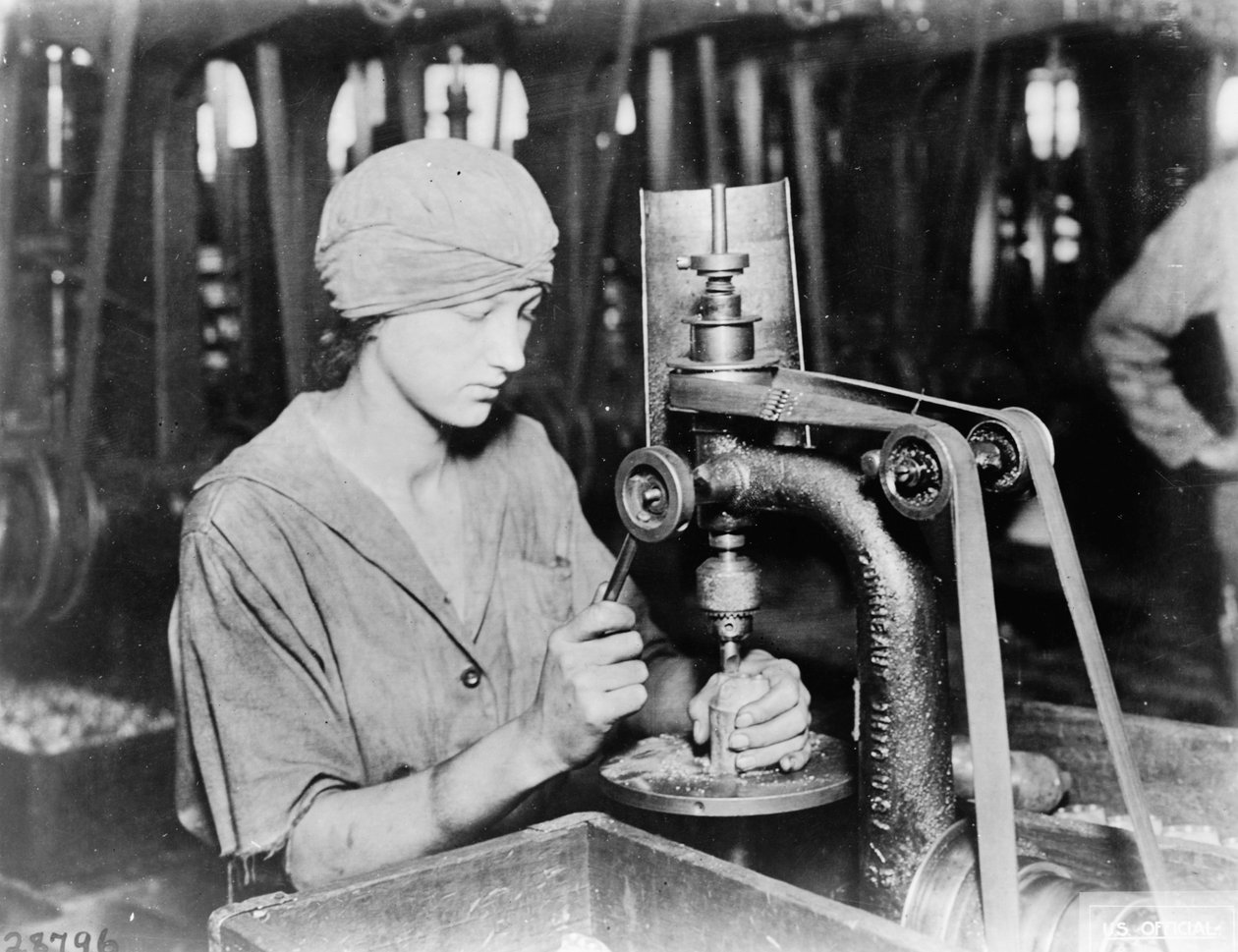 Frau beim Senken eines Zündrohrlochs und Füllen des Lochs in einer Handgranate bei Westinghouse Electric & Mfg. Co., East Pittsburgh, Pa., während des Ersten Weltkriegs, 1914-18 von American Photographer