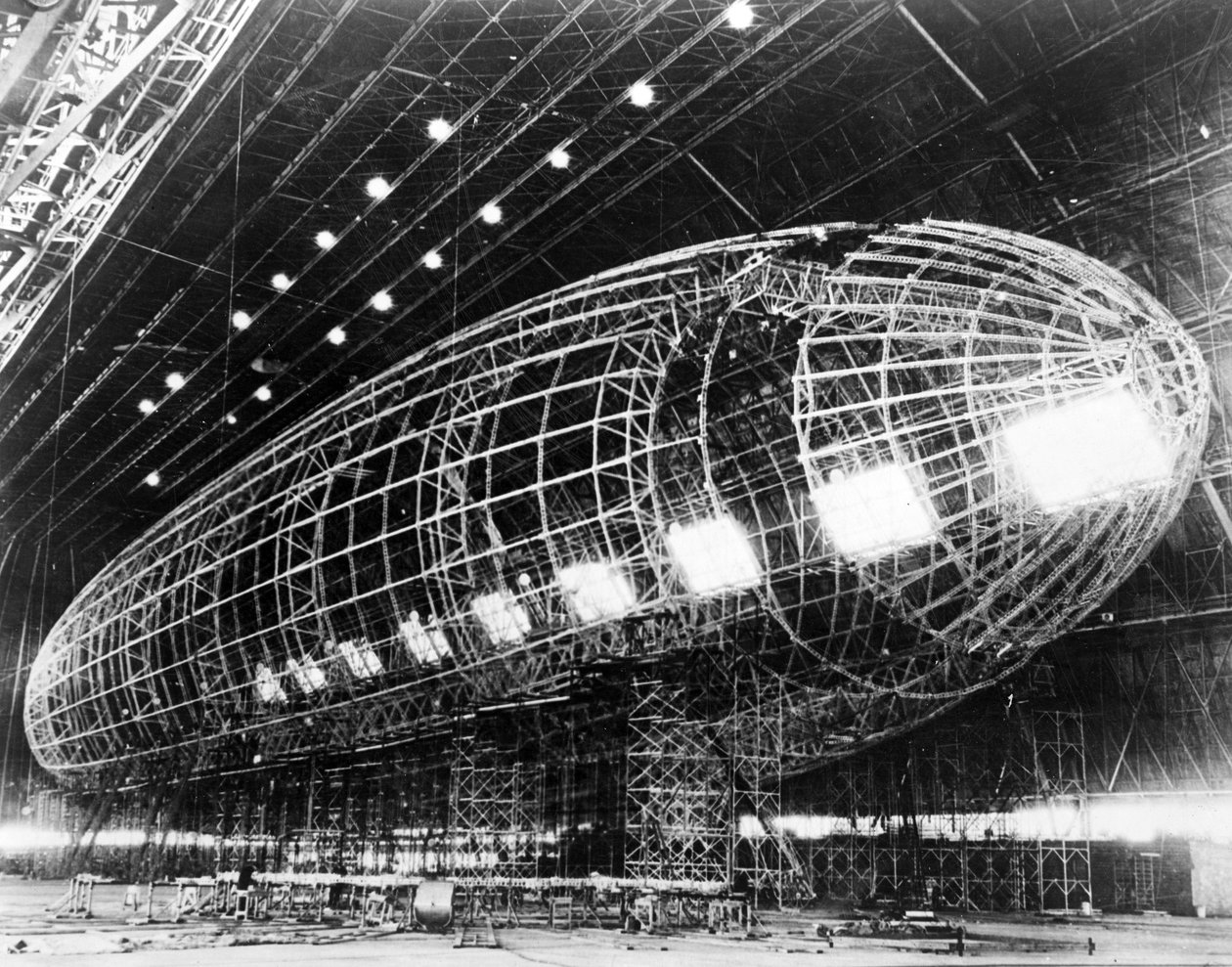 Größtes Luftschiff der Welt kurz vor der Fertigstellung, veröffentlicht in den 1930er Jahren von American Photographer