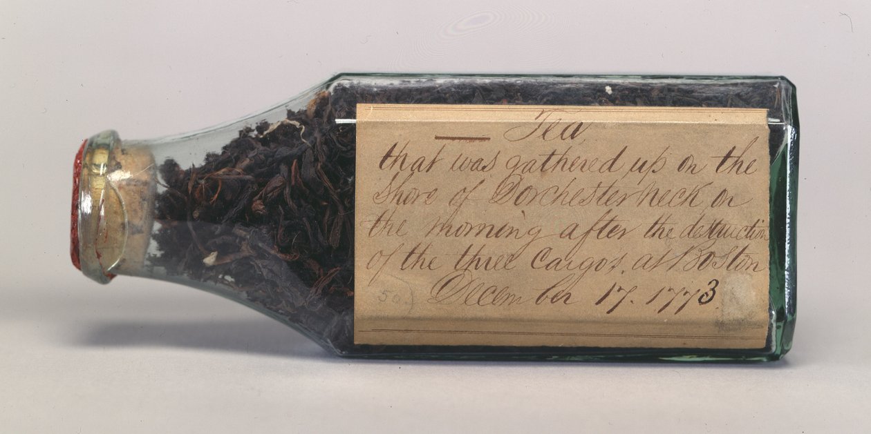Teeblätter der Boston Tea Party in einer Glasflasche, gesammelt von T.M. Harris, Dorchester Neck, Dezember 1773 von American School