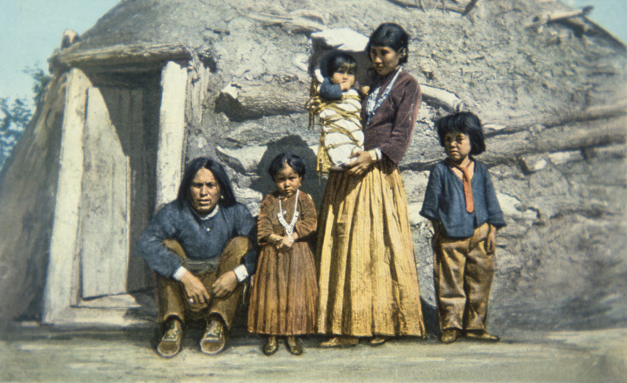 Postkarte einer Navajo-Indianerfamilie vor ihrem Haus oder 