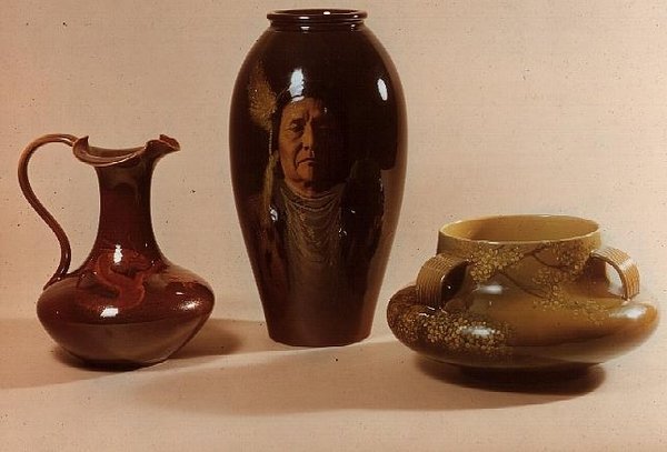 Vase mit Porträt von Häuptling Joseph vom Nez-Perce-Stamm, signiert von W.P. Macdonald; Kanne mit Drachenmotiv, markiert mit den Initialen von Albert R. Valentien; Schale mit japanischem Blumenmotiv von American School