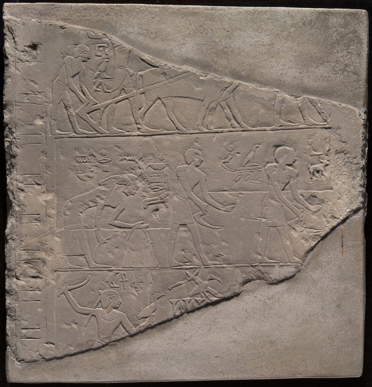 Fragment einer Stele, die Pflügen, Ernten und Vogelfang darstellt von Ancient Egyptian