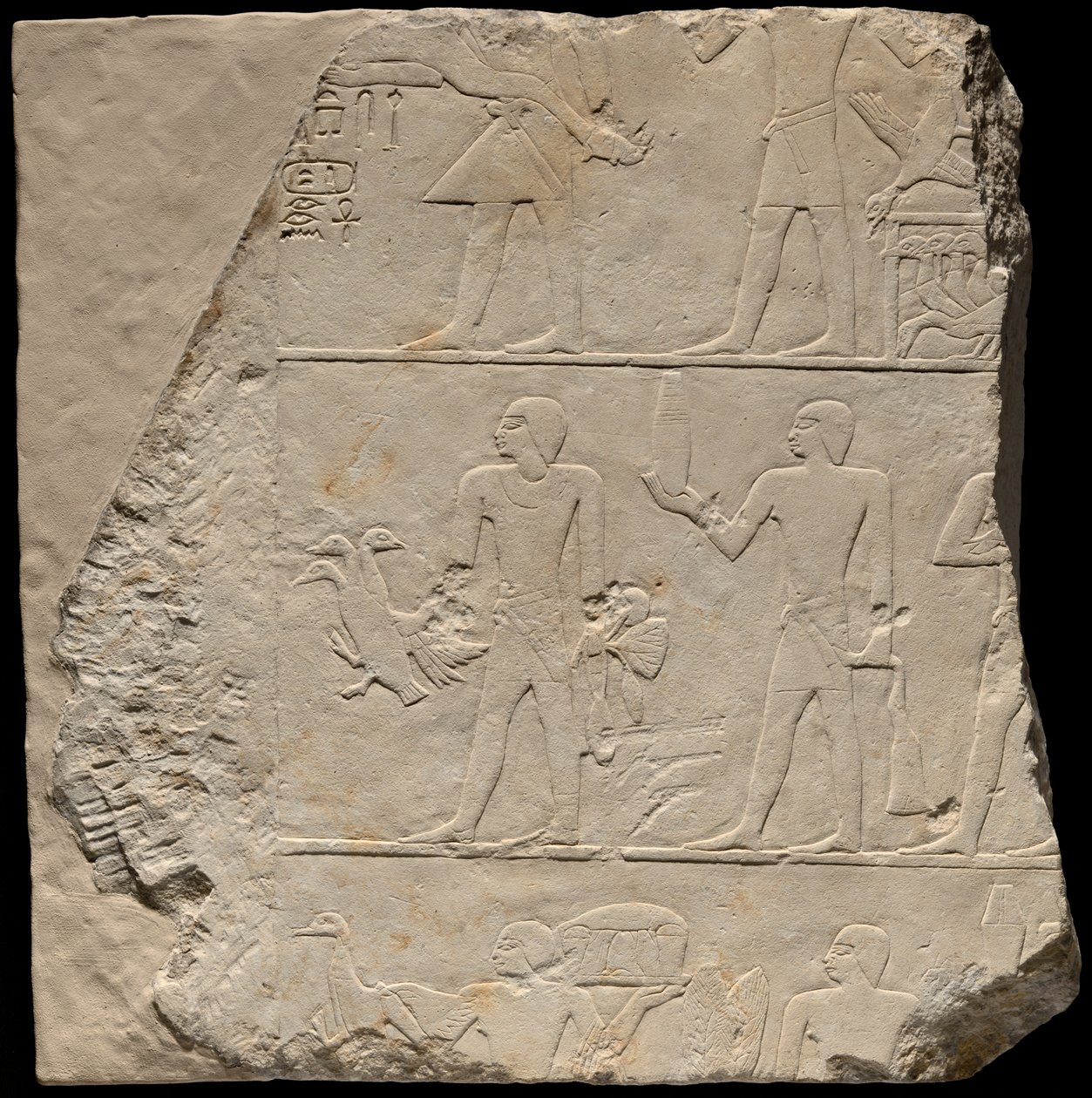 Wandfragment aus einem Grab, das Opferträger darstellt von Ancient Egyptian