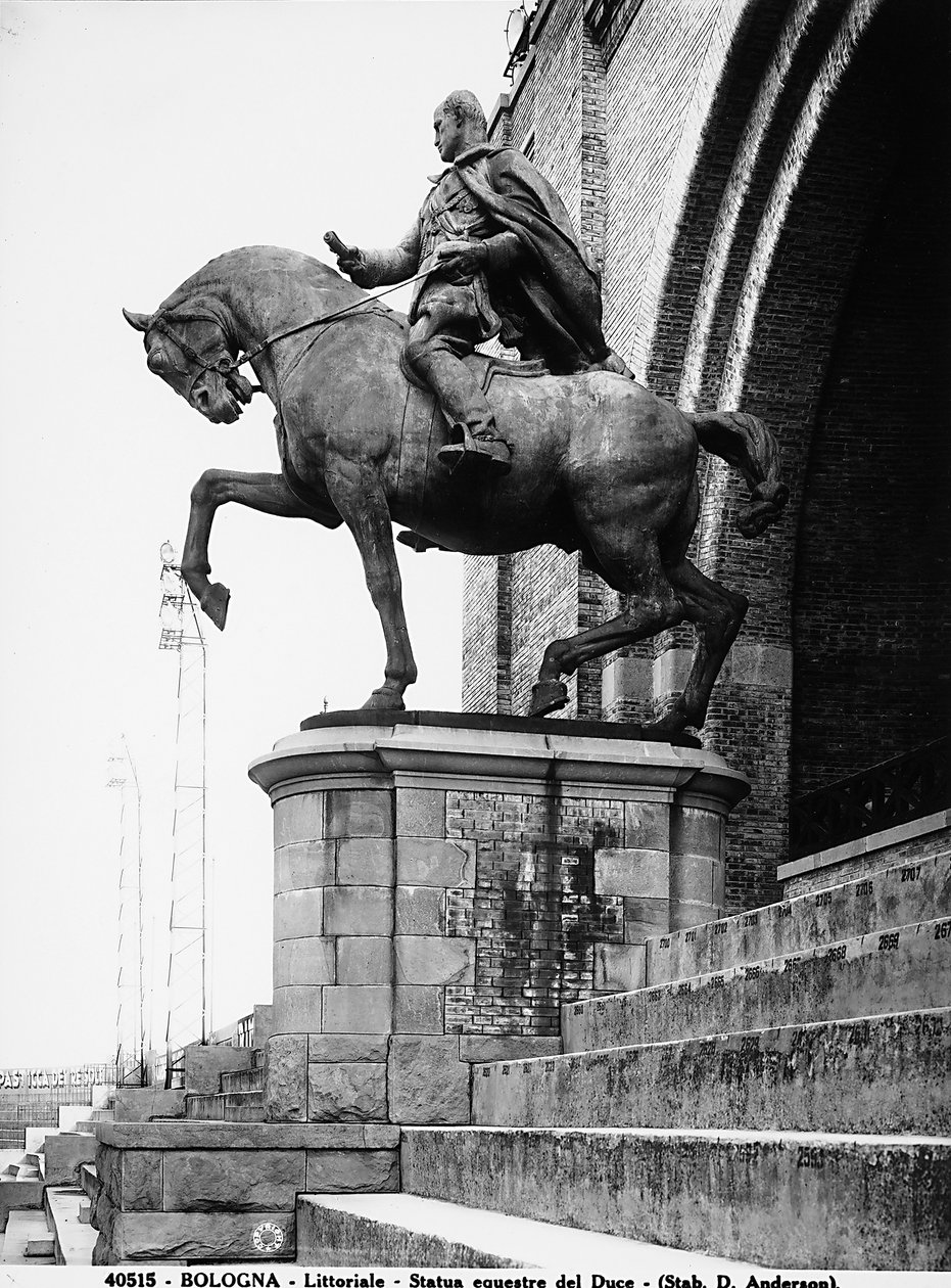 Reiterstatue von Benito Mussolini; bis zum Fall des Faschismus stand diese Statue im Littoriale (Stadio comunale) in Bologna (s/w Foto) von Anderson Anderson