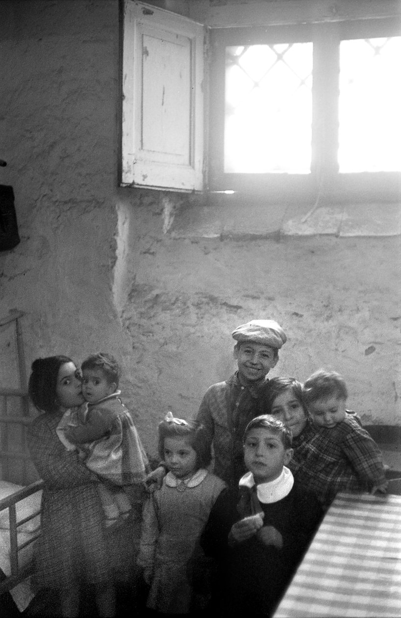 CROTONE - KINDER IN EINEM KELLERHAUS von Ando Gilardi