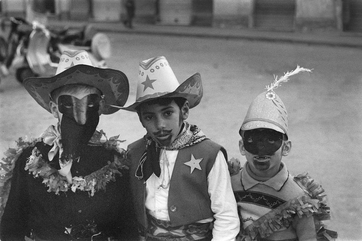 Crotone, Kinder in Masken von Ando Gilardi