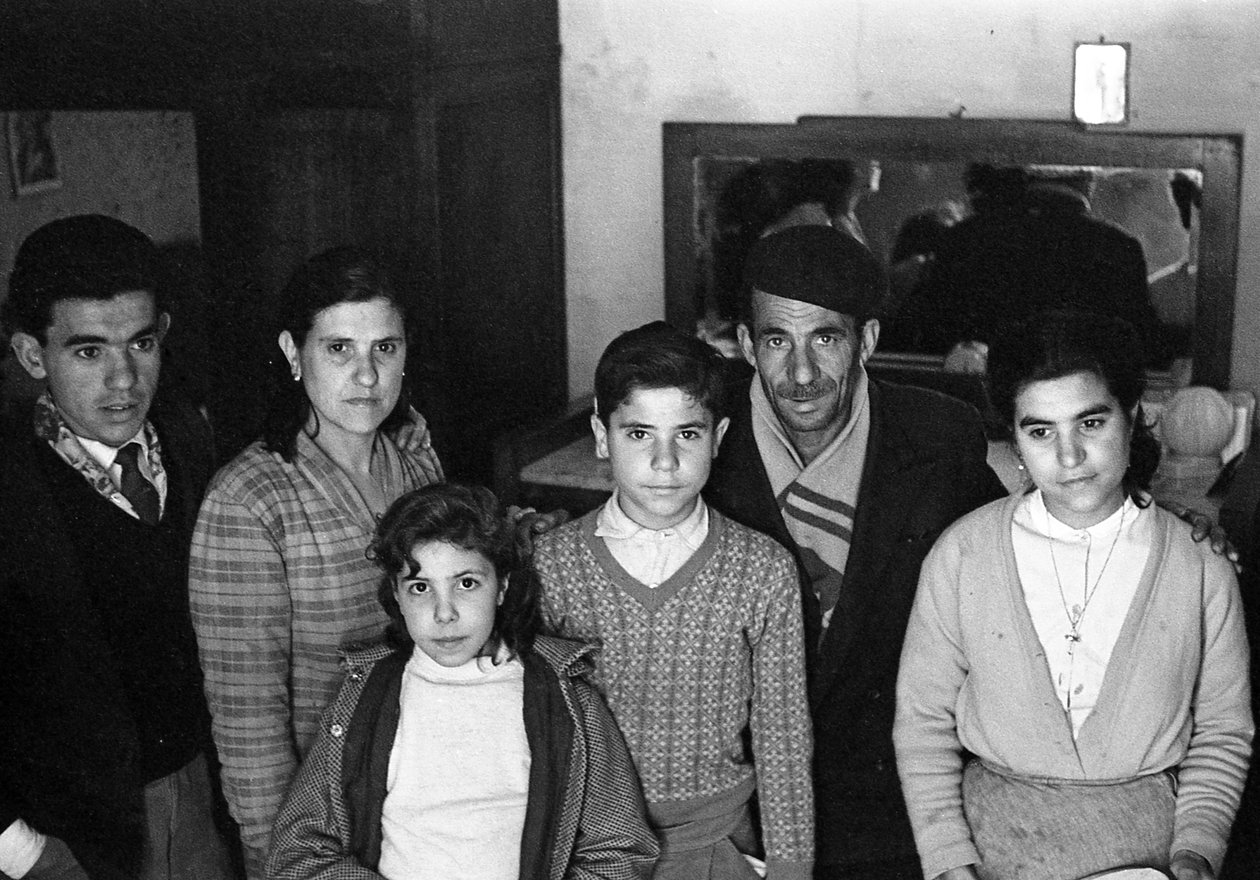 Familiengruppe in einem Keller von Ando Gilardi