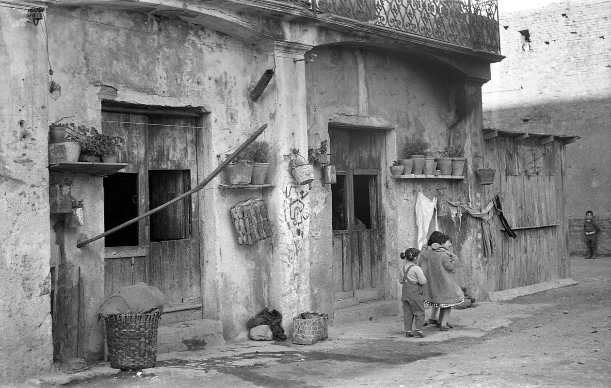 Mädchen in Crotone von Ando Gilardi