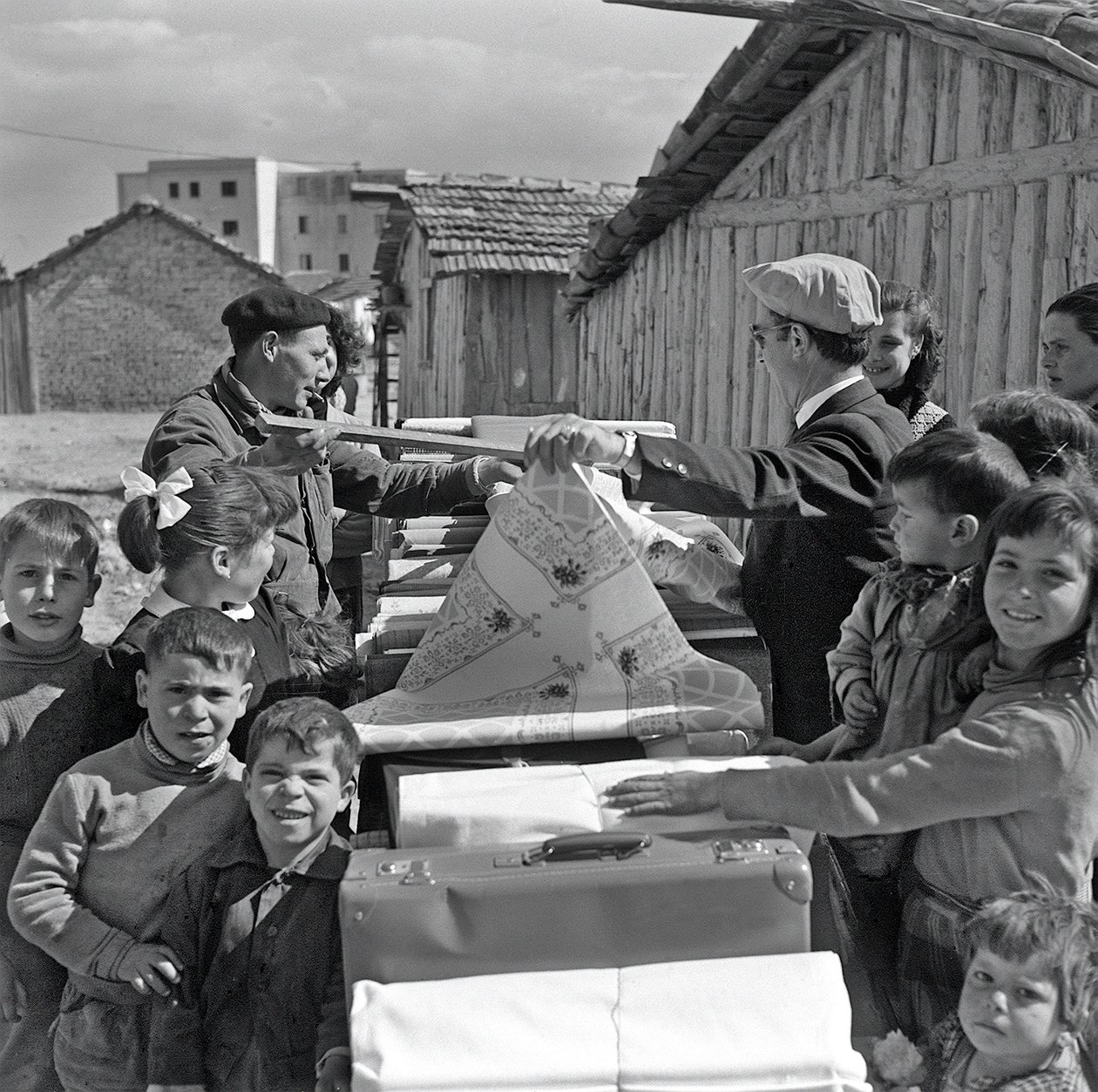 Stand, der Materialien verkauft von Ando Gilardi